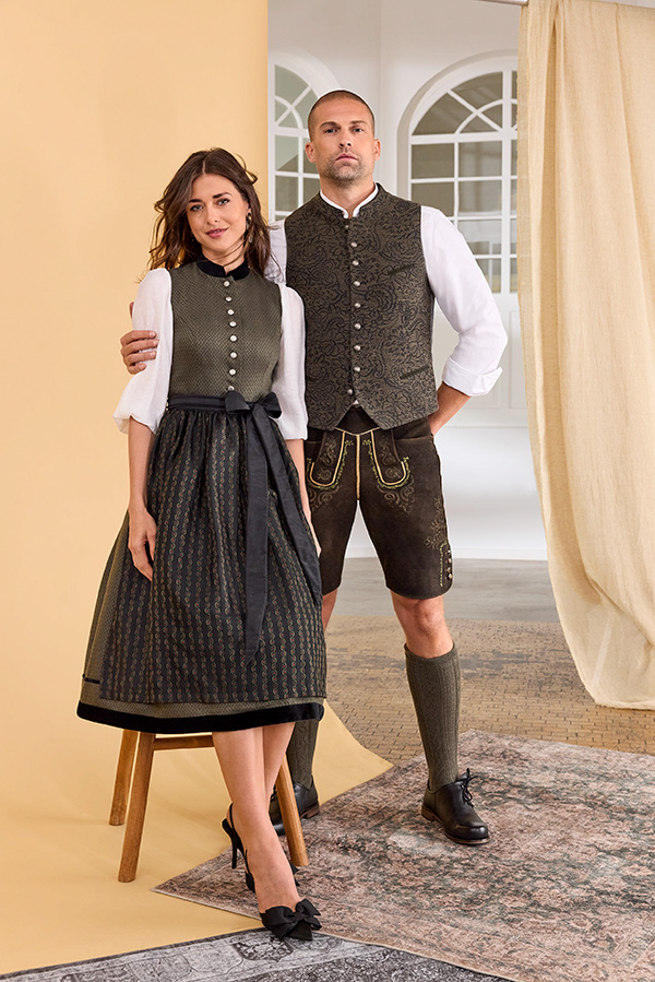 Paar in Tracht in gedeckten Grüntönen