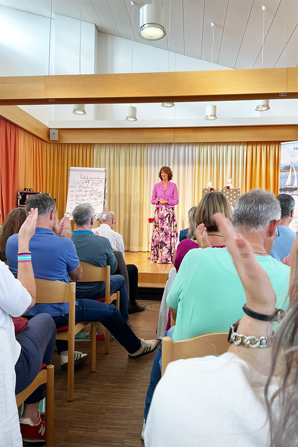 Wiebke Lüth vor einer Seminargruppe