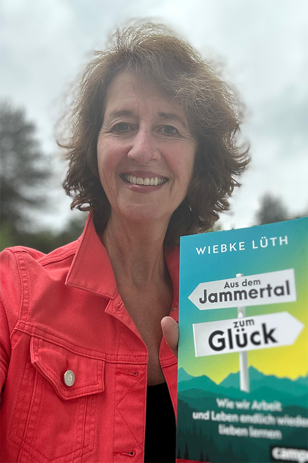 Wiebke Lüth mit ihrem Buch Aus dem Jammertal zum Glück