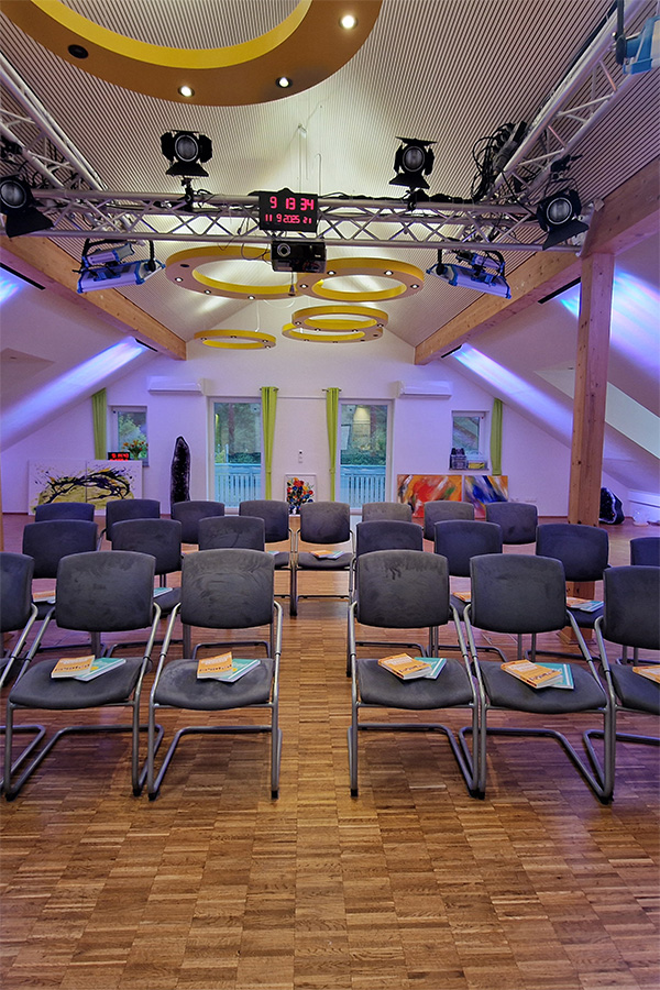 Bestuhlter Seminarraum der FRESH-ACADEMY