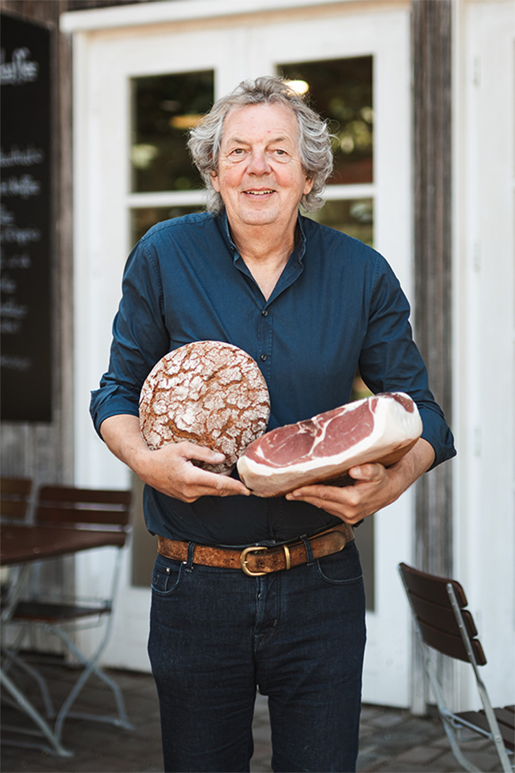 Karl Schweisfurth mit Brot und Schinken