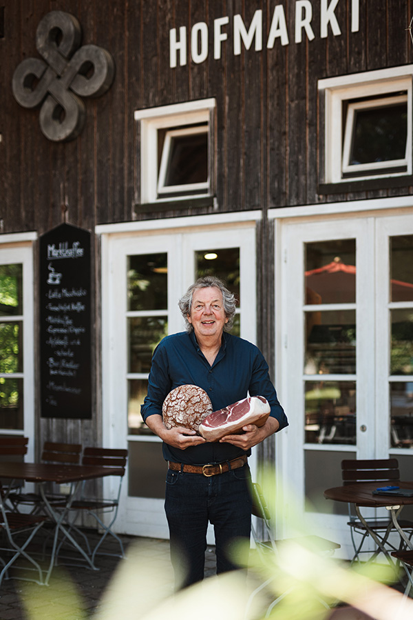Karl Schweisfurth vor dem Hofmarkt