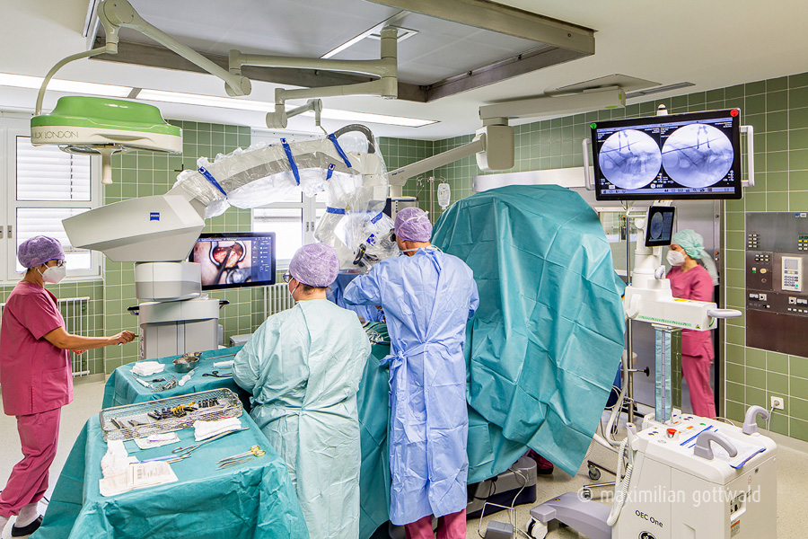 OP-Team im Operationssaal mit Bildschirmen
