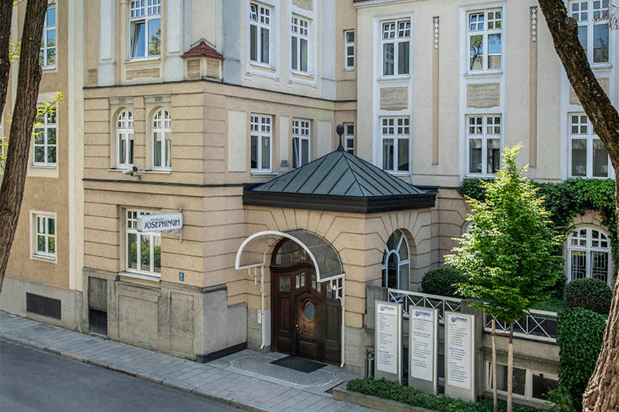 Fassade und Eingang der Klinik Josephinum