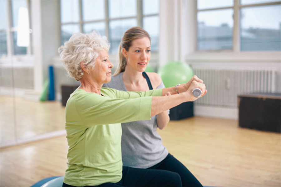 Übung mit Kurzhantel, therapeutisch begleitet