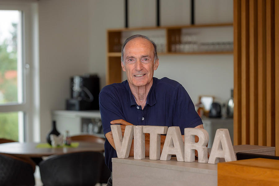 Älterer Herr hinter dem Schriftzug VITARA