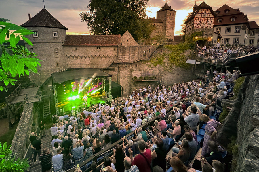 Publikum vor der Freilichtbühne im Burggraben