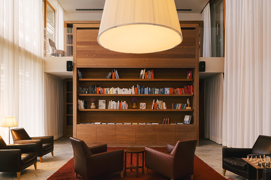 Bibliothek mit Bücherwand und Ledersesseln