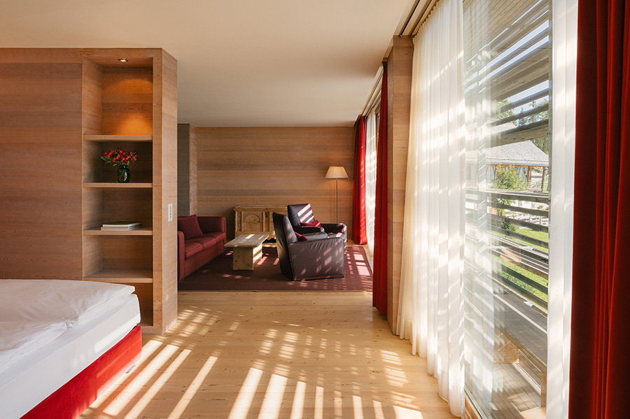 Suite mit Holzwänden und Lichtstreifen