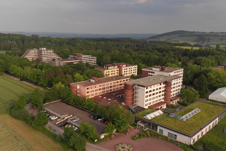 Luftaufnahme eines großen Seminarhauses im Grünen